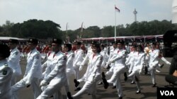 Sang Saka Merah Putih berkibar di halaman Istana Merdeka Jakarta dalam upacara Hari Kemerdekaan (17/8). (VOA/Andylala Waluyo)
