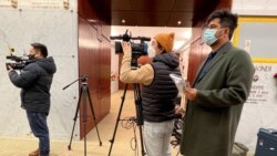 پشت صحنه فیلمبرداری مصاحبه بخش فارسی صدای آمریکا با مهرزاد زارعی، پدر آراد زارعی، از جان باختگان پرواز پی اس ۷۵۲