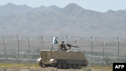 পাকিস্তানের আধা-সামরিক বাহিনী ফ্রন্টিয়ার কোর এর একটি সাঁজোয়া যান বালুচিস্তানে আফগান সীমান্তের কাছে পাহারা দিচ্ছে। ফাইল ফটোঃ ১৬ সেপ্টেম্বর, ২০২০। 