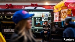Seorang tukang cukur rambut tampak menunggu pelanggan di salah satu area di New York, pada 25 Desember 2023. (Foto: Reuters/Eduardo Munoz)