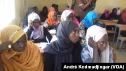 Zouhoura, la jeune fille violée, partait du lycée quand le viol collectif se produit. Photo prise dans un lycée au Tchad le 31 mai 2016. (VOA/André Kodmadjingar)