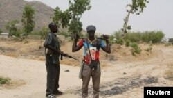 Des membres d'un groupe d'auto-défense à la frontière avec le Nigeria, Kerawa, Cameroun, le 16 mars 2016. 