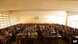 Children sit in an overcrowded classroom at Dixin Centre 2 primary school in Conakry, Guinea, 6 May 2010