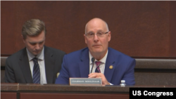 资料照片：2025年6月25日，美国众议院美国与中共战略竞争特设委员会的主席约翰·穆勒纳尔众议员在《威权者与算法：为何美国必须在人工智能领域领先》的听证会上发言。