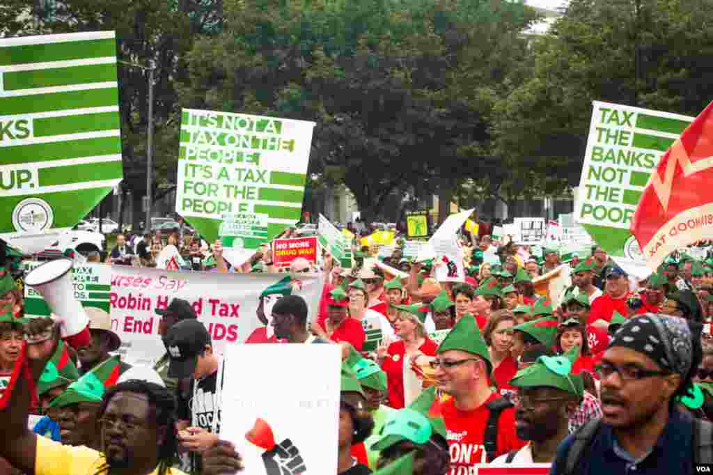 Activists gather for the We Can End AIDS march through Washington, July 24, 2012. (Alison Klein/VOA)