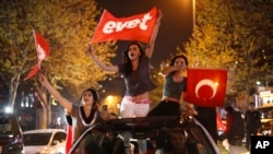 赞成修改宪法，加强总统权力的人欢庆他们在全民公投中的胜利（2017年4月16日）