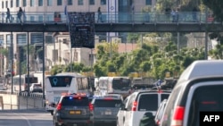 Una caravana que transporta al secretario de Estado de Estados Unidos, Antoni Blinken, recorre la ciudad costera de Tel Aviv durante su visita a Israel, el 3 de noviembre de 2023, en medio del conflicto en curso entre Israel y el grupo islamista palestino Hamás.