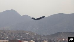 Američki vojni avion poleće sa Međunarodnog aerodoma Hamid Karzai, 30. avgusta 2021. (Foto: AP/Wali Sabawoon)