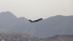 យន្ដហោះ​យោធា​មួយ​គ្រឿង​របស់​សហរដ្ឋ​អាមេរិក​ហោះ​ចេញ​ពី​អាកាសយានដ្ឋាន​អន្តរជាតិ Hamid Karzai ក្នុង​រដ្ឋធានី​វ៉ាស៊ីនតោន ប្រទេស​អាហ្វហ្គានីស្ថាន ថ្ងៃទី៣០ ខែសីហា ឆ្នាំ២០២១។ (AP Photo/Wali Sabawoon)