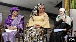Penerima hadiah Nobel Perdamaian 2011, dari kiri: Presiden Liberia Ellen Johnson-Sirleaf, aktivis perdamaian Liberia Leymah Gbowee, dan aktivis HAM Yaman Tawakkol Karman di Oslo, Norwegia (10/12).