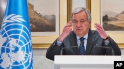 El secretario general de las Naciones Unidas, Antonio Guterres, habla con periodistas al margen de una cumbre sobre Afganistán en Doha, Qatar, el lunes 19 de febrero de 2024.