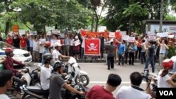 Para demonstran Vietnam melakukan demonstrasi anti-Tiongkok di jalan-jalan ibukota Hanoi (19/6).