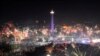 Pesta kembang api menerangi Monumen Nasional pada perayaan Tahun Baru di Jakarta, 1 Januari 2018. (Antara Foto/Wahyu Putro/ via REUTERS)