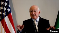El embajador de Estados Unidos en México, Ken Salazar, asiste a una conferencia de prensa en la Ciudad de México, México, el 9 de noviembre de 2021. 