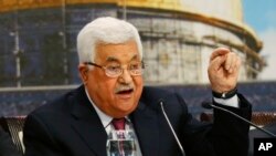 Presiden Palestina, Mahmoud Abbas, berbcara dalam sebuah rapat Dewan Nasional Palestina di markas besarnya di kota Ramallah, Tepi Barat, Senin, 30 April 2018 (foto: AP Photo/Majdi Mohammed)