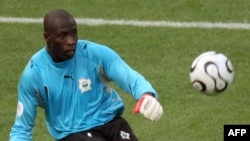 Jean-Jacques Tizié, alors gardien ivoirien, en action lors de la défaite de son équipe face aux Pays-Bas lors du premier match de la Coupe du Monde du Groupe C au stade Gottlieb-Daimler de Stuttgart, le 16 juin 2006.