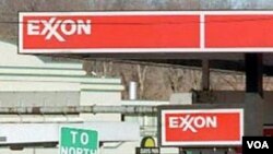 Sebuah pompa bensin 'Exxon' di Washington, DC (foto: dok.). Kenaikan harga minyak dan BBM meningkatkan keuntungan perusahaan-perusahaan minyak secara drastis.