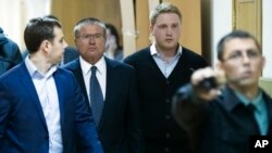 Russia Minister Detained: Russian Economic Development minister Alexei Ulyukayev, second left, is escorted to a court room in Moscow, Russia, Tuesday, Nov. 15, 2016.