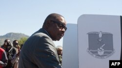 
Le président du Malawi, Arthur Peter Mutharika, dans un bureau de vote, dans le district de Thyolo, dans le sud du Malawi, lors des élections tripartites du 21 mai 2019. - Mala
