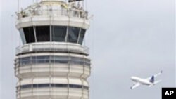 에이즈의 위험성을 알리고 퇴치를 위한 노력을 촉구하는 '세계 에이즈의 날'을 맞아, 러시아 모스크바의 고층건물에 에이즈 퇴치 운동을 상징하는 붉은 리본이 걸렸다.