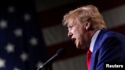 El candidato presidencial republicano y expresidente estadounidense Donald Trump habla durante un mitin en Reno, Nevada, EEUU, el 17 de diciembre de 2023.