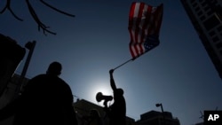 ဟာမတ်စ်တို့ဖမ်းထားတဲ့ ဓားစာခံတွေပြန်လွှတ်ရေး အမေရိကန်အလံကိုင်ပြီး တောင်ဆိုနေသူတဦး၊