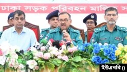 উত্তরার আজমপুরে বাস কাউন্টার ও ই-টিকিটিং ব্যবস্থা'র উদ্বোধনী অনুষ্ঠানে সাংবাদিকদের সঙ্গে ডিএমপি কমিশনার মো. সাজ্জাদ আলী। ৬ ফেব্রুরারি, ২০২৫।