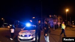Polisi membentuk sebuah penjagaan di luar Manchester Arena di Inggris utara tempat penyanyi A.S. Ariana Grande tampil di Manchester, Inggris, 22 Mei 2017.