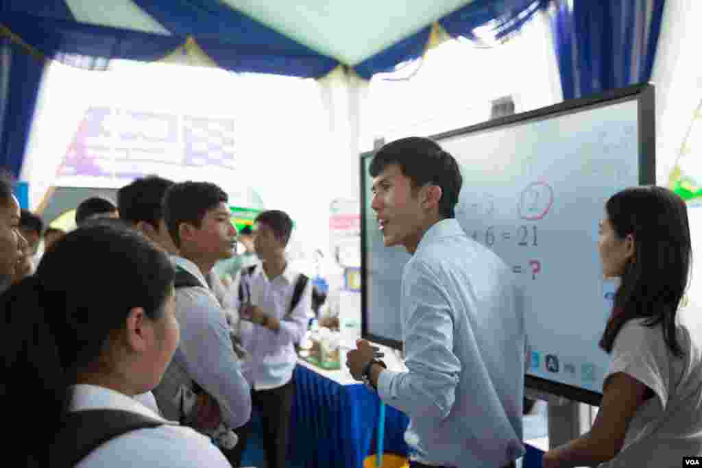 យុវសិស្ស​វិទ្យាល័យ​ចូល​មើល​ស្តង់​វិទ្យាសាស្ត្រ​នៅ​ក្នុង​មហោស្រពជាតិ​ស្តី​ពីវិទ្យាសាស្រ្ត​និង​​វិស្វកម្ម​លើកទី​៥​ឆ្នាំ​២០១៩​ កាលពី​ថ្ងៃទី​២១ ខែកុម្ភៈ ឆ្នាំ២០១៩​ នៅពហុ​កីឡាដ្ឋាន​អូឡាំពិក​ រាជធានីភ្នំពេញ​ ប្រទេស​កម្ពុជា។ (ទុំ ម្លិះ/VOA)