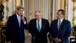 ARSIP - Menlu AS John Kerry, Menlu Inggris Boris Johnson, dan Utusan Khusus PBB untuk Yaman Ismail Ould Cheikh Ahmed, mengeluarkan pernyataan bersama (16/10) di Lancaster House. London, Inggris. (foto: Justin Tallis/Pool via AP)