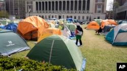 ፎቶ ፋይል - ተማሪዎቹ በኮሎምቢያ ዩኒቨርሲቲ ካምፓስ ውስጥ ተቃውሟቸውን ሲገልጹ፣ ሚያዝያ 22 ቀን 2016 ዓ.ም.