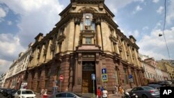 People in downtown Moscow walk past the headquarters of the Bank of Moscow, one of several banks subject to new EU sanctions, Russia, July 30, 2014.