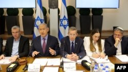 بنیامین نتنیاهو، صدر اعظم اسراییل، در نشست کابینهٔ حکومت این کشور 