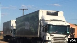 Trucks carry goods into Botswana after being cleared at the Tlokweng border post. (Mqondisi Dube/VOA)