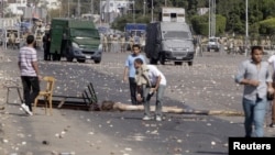 Protesters block a road during clashes with riot police in front of Al-Azhar University in Cairo October 20, 2013.