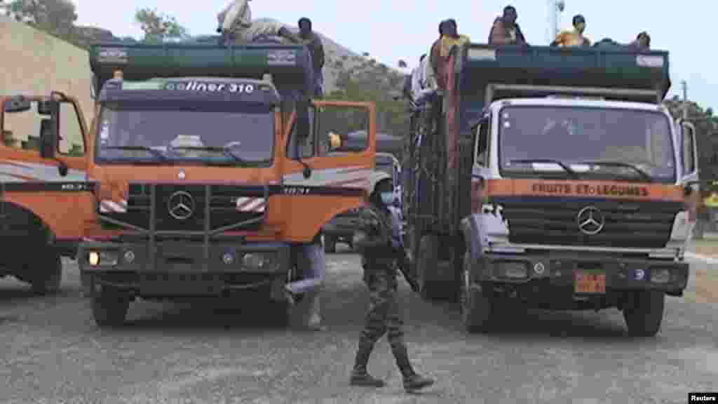 .Sojojin Kamaru na wucewa gaban 'yan gudun hijarar da suka kwato daga kungiyar Boko Haram.