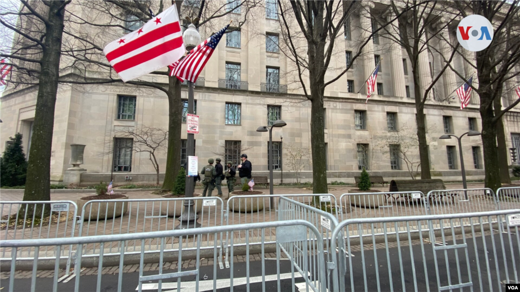 Vallas y barreras en algunas calles de Washington, D.C. Domingo 17 de enero de 2021. [Foto: Celia Mendoza]