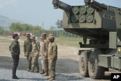 Presiden Filipina Ferdinand Marcos Jr., kiri, melihat Sistem Roket Artileri Mobilitas Tinggi (HIMARS) M142 A.S. selama Latihan Gabungan Littoral Live Fire Gabungan pada latihan militer bersama di Provinsi Zambales, Filipina utara pada Rabu, 26 April 2023. (Foto: AP)