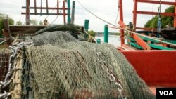 កន្លែងចតទូកនេសាទរបស់ប្រជាពលរដ្ឋក្នុងឃុំត្រពាំងសង្កែ ស្រុកទឹកឈូ ខេត្តកំពត កាលពីថ្ងៃទី ៣ ខែតុលា ឆ្នាំ ២០២១។ (ស៊ុន ណារិន/VOA Khmer)