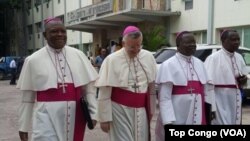 Deuxième de la gauche, Monseigneur Luis Mariano Montemayor, Nonce apostolique en RDC, marche avec des évêques congolais avant l’ouverture du dialogue politique, à Kinshasa, RDC, 8 décembre 2016. (VOA/Top Congo)