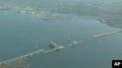 Así luce el puente Francis Scott Key luego de que un barco portacontenedores chocó con uno de los soportes del puente el martes 26 de marzo de 2024 en Baltimore. (WJLA vía AP)