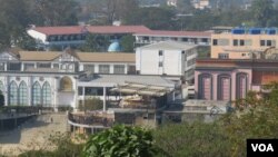 ထိုင်း-မြန်မာနယ်စပ် ဖြစ်ပေါ်နေတဲ့ အွန်လိုင်းငွေလိမ်ဂိုဏ်းတွေကိုင်တွယ်ဖြေရှင်းရေး ထိုင်းအစိုးရက လျှပ်စစ်မီးပေးတာ ရပ်တန့်လိုက်ပြီးနောက် မြဝတီခရိုင်ထဲက သောင်ရင်းမြစ်ဘေး တရုတ်ကုမ္ပဏီတွေ ဆောက်လုပ်နေတဲ့ အဆောက်အဦးသစ်များကို တွေ့ရစဉ် (ဖေဖော်ဝါရီ ၅၊ ၂၀၂၅)