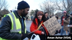 Protesters assembled on the Capitol Hill, Feb. 4, 2017, to protest what they see as a ban on Muslims entering the United States. A contingent of U.S. Capitol police stood ready. (A. Azhar/VOA)