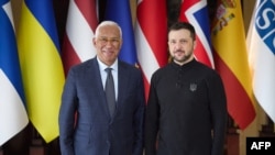 Президент України Володимир Зеленський і президент Європейської ради Антоніу Кошта перед зустріччю з європейськими лідерами та прем’єр-міністром Канади в Києві на третю річницю російського вторгнення в Україну, 24 лютого 2025 року. (Фото: ПРЕССЛУЖБА ПРЕЗИДЕНТА УКРАЇНИ / AFP)