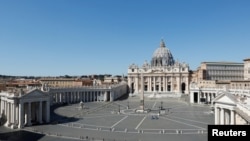 La siempre abarrotada Plaza de San Pedro del Vaticano ha quedado vacía después de la pandemia del coronavirus.