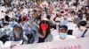 Manifestantes protestan en Rangún, Myanmar y también conocido como Birmania, contra la junta militar el 11 de febrero de 2021.