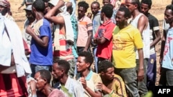 Des réfugiés éthiopiens fuyant les combats dans la province du Tigray font la queue pour recevoir des fournitures au camp d'Um Rakuba dans la province de Gedaref, dans l'est du Soudan, le 16 novembre 2020.