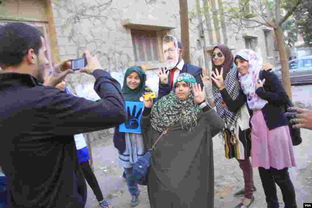 Protesters pose for a photo in Cairo, Dec. 6, 2013. (Hamada Elrasam for VOA)