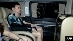 Mantan perdana menteri Thailand Thaksin Shinawatra setelah dia keluar dari rumah sakit kepolisian di Bangkok pada 18 Februari 2024. (Foto: AFP)