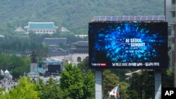 Британскиот премиер Риши Сунак и јужнокорејскиот претседател Јун Сук Јеол ќе го отворат самитот.